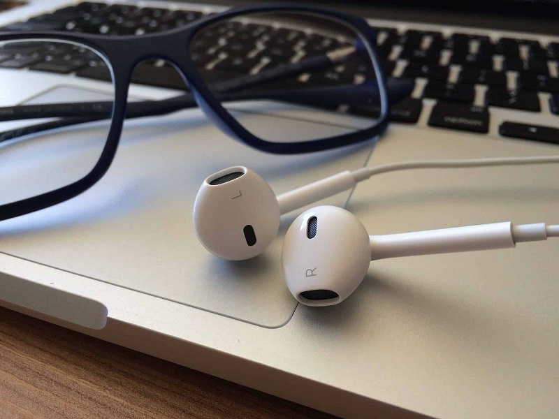 ecouteur-laptop-podcast-hebergement ecouteur-laptop-podcast-hebergement
